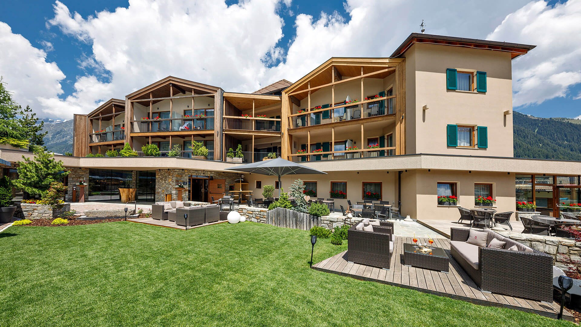 Offerte Hotel moderno con terrazza e giardino davanti alle montagne