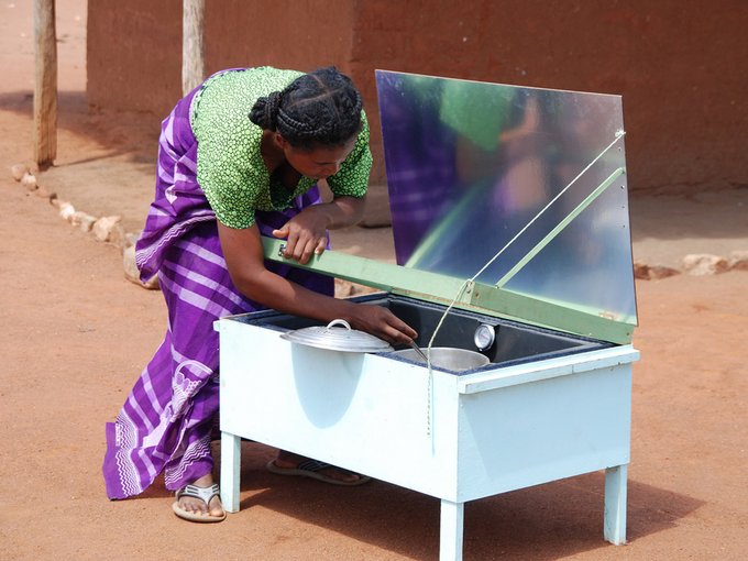 Turn to zero Donna utilizza un fornello solare all'aperto