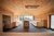 Galleria immagini Sauna in legno con panche, stufa centrale e vista sulle montagne dalle grandi finestre