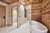 Modernes Badezimmer mit Holzverkleidung und freistehender Badewanne
