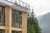 Galleria immagini Facciata in legno del Genuss Haus con montagne alpine sullo sfondo