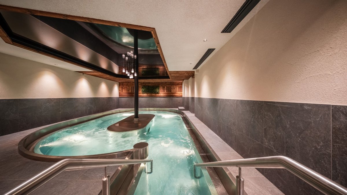 Neu bei uns im Gassenhof Innenpool mit türkisfarbenem Wasser, Treppen und Edelstahlgeländern