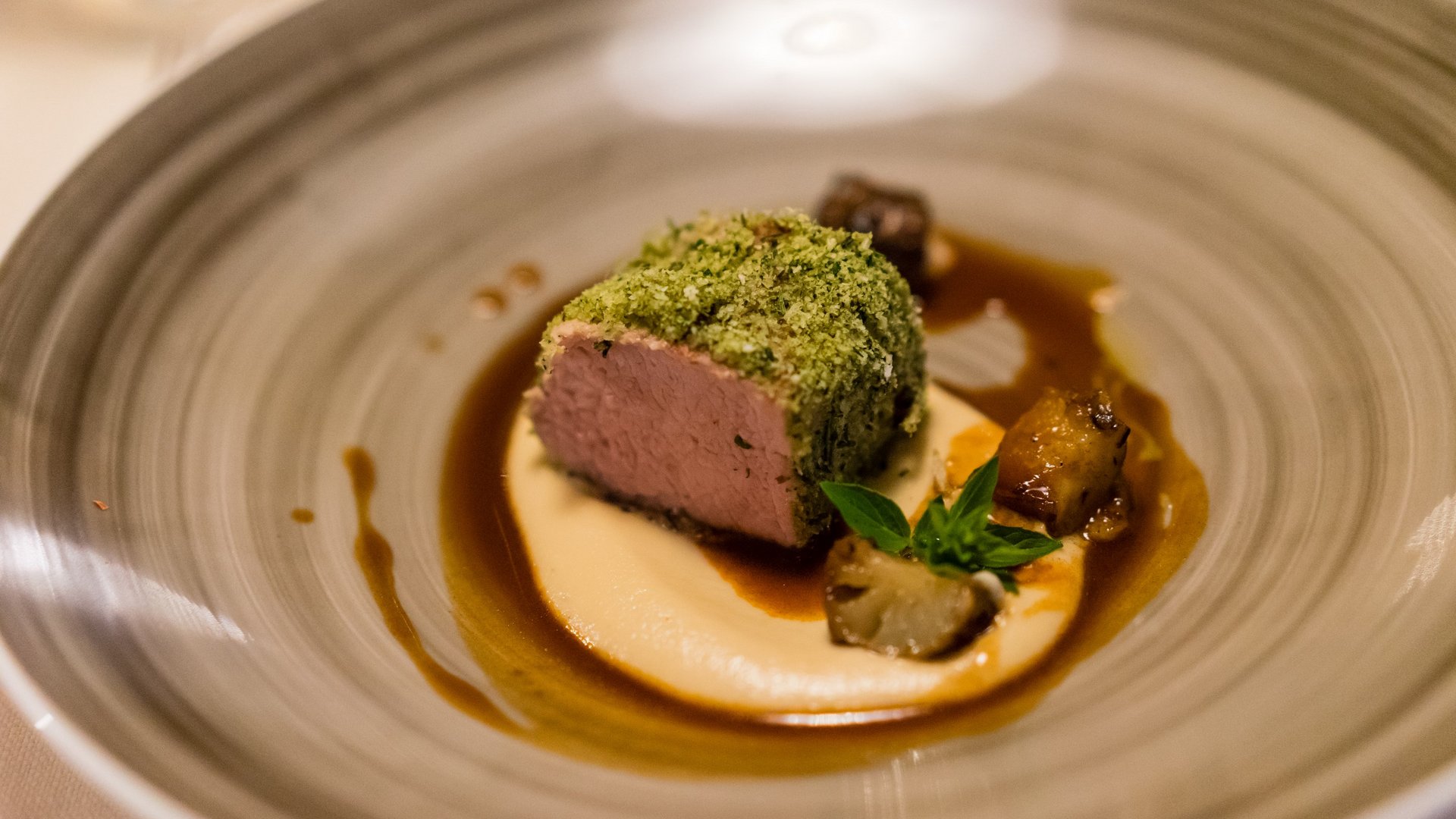 Sapori Piatto gourmet con crosta di erbe, salsa cremosa e verdure sul piatto