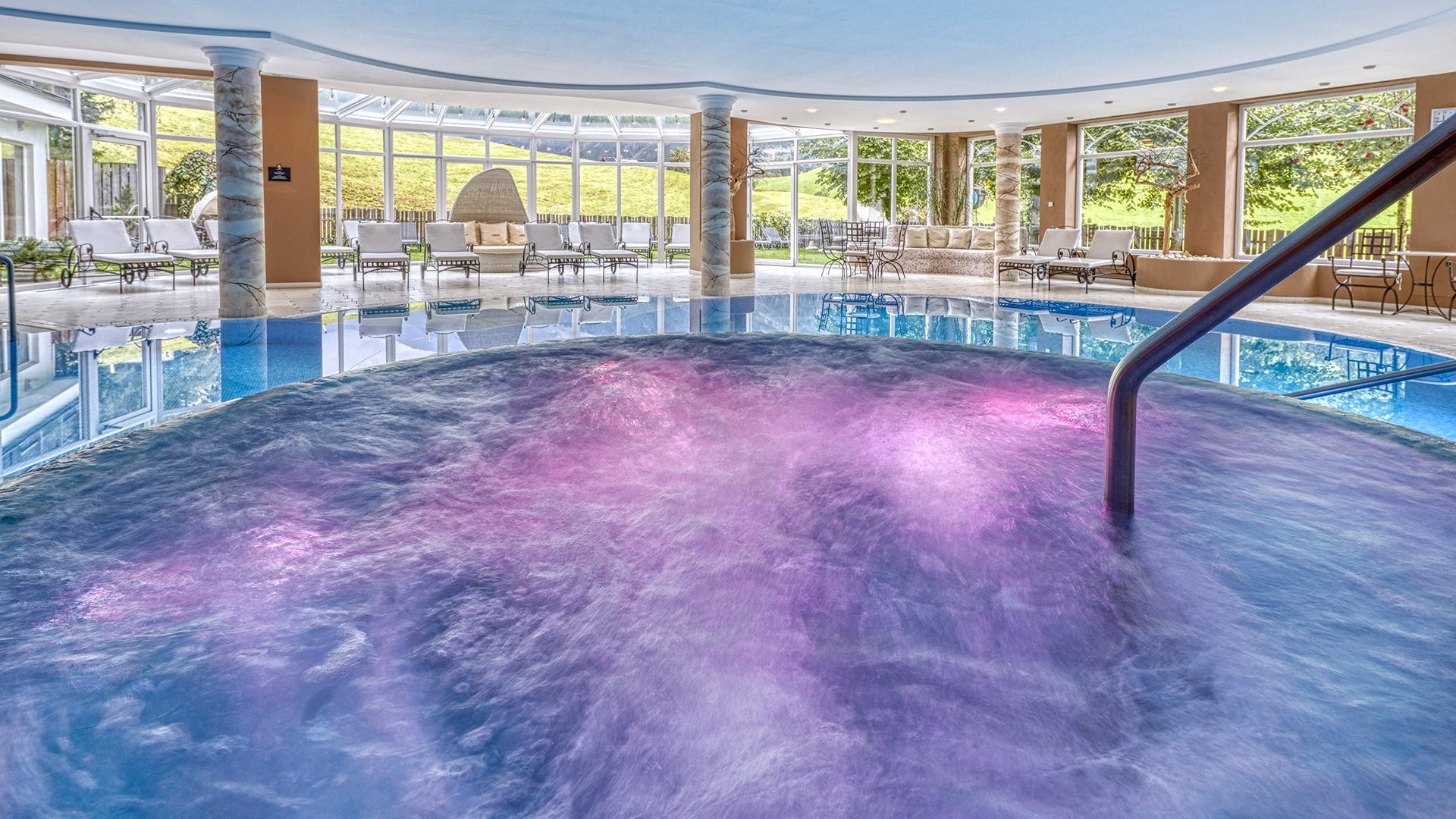 Hotel a Racines con centro benessere Piscina coperta riscaldata e vasca idromassaggio con luce viola