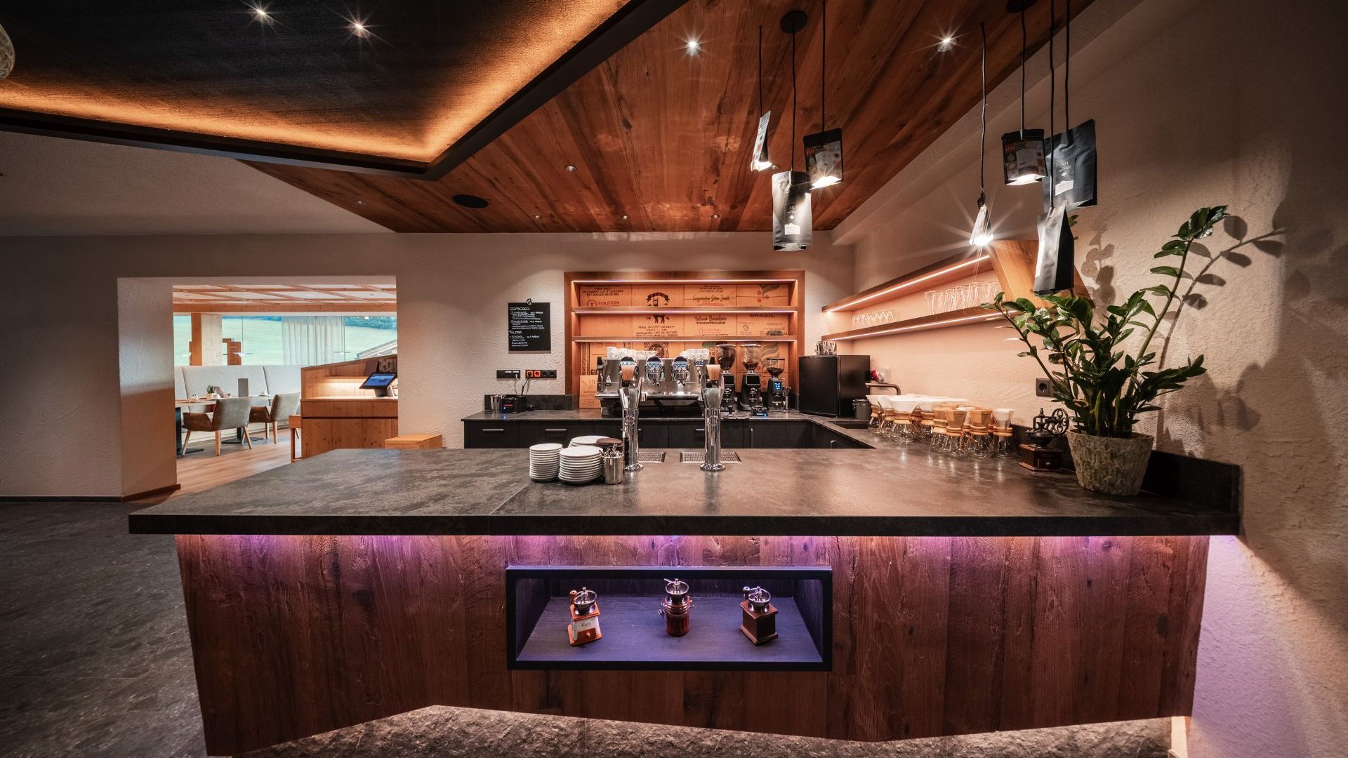 Sapori Elegante bar dell’hotel con soffitto in legno, erogatori e bancone illuminato