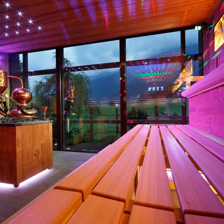 Settimane del Gusto Sauna moderna con panca in legno, forno in rame e finestra panoramica