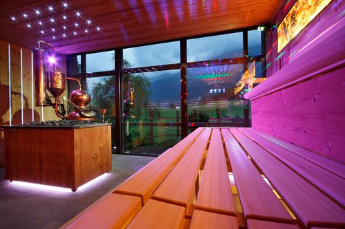 Settimane del Gusto Sauna moderna con panca in legno, forno in rame e finestra panoramica