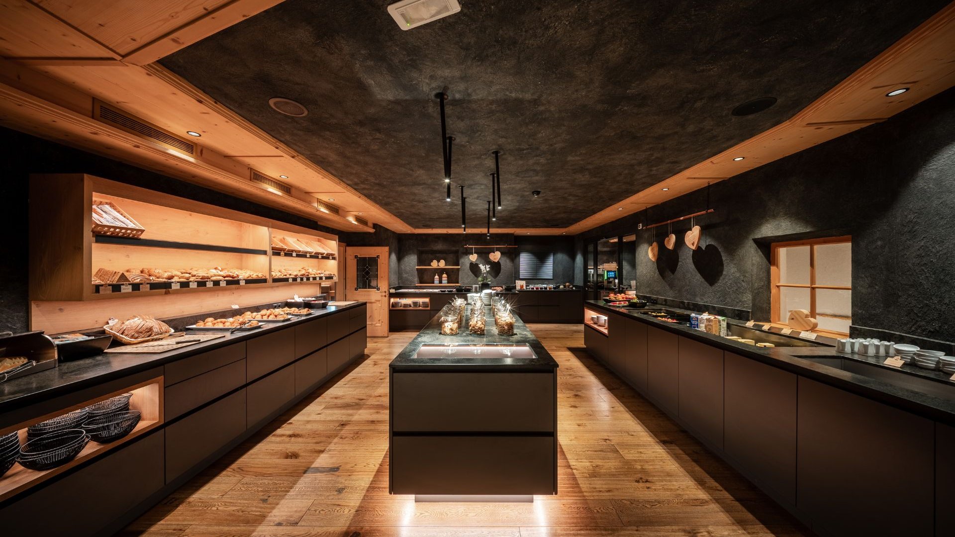 Sapori Buffet moderno con pane, prodotti da forno e pietanze in un ambiente elegante