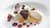 Elegantes Dessert mit weißer Creme, Schokoladentropfen und frischen Früchten