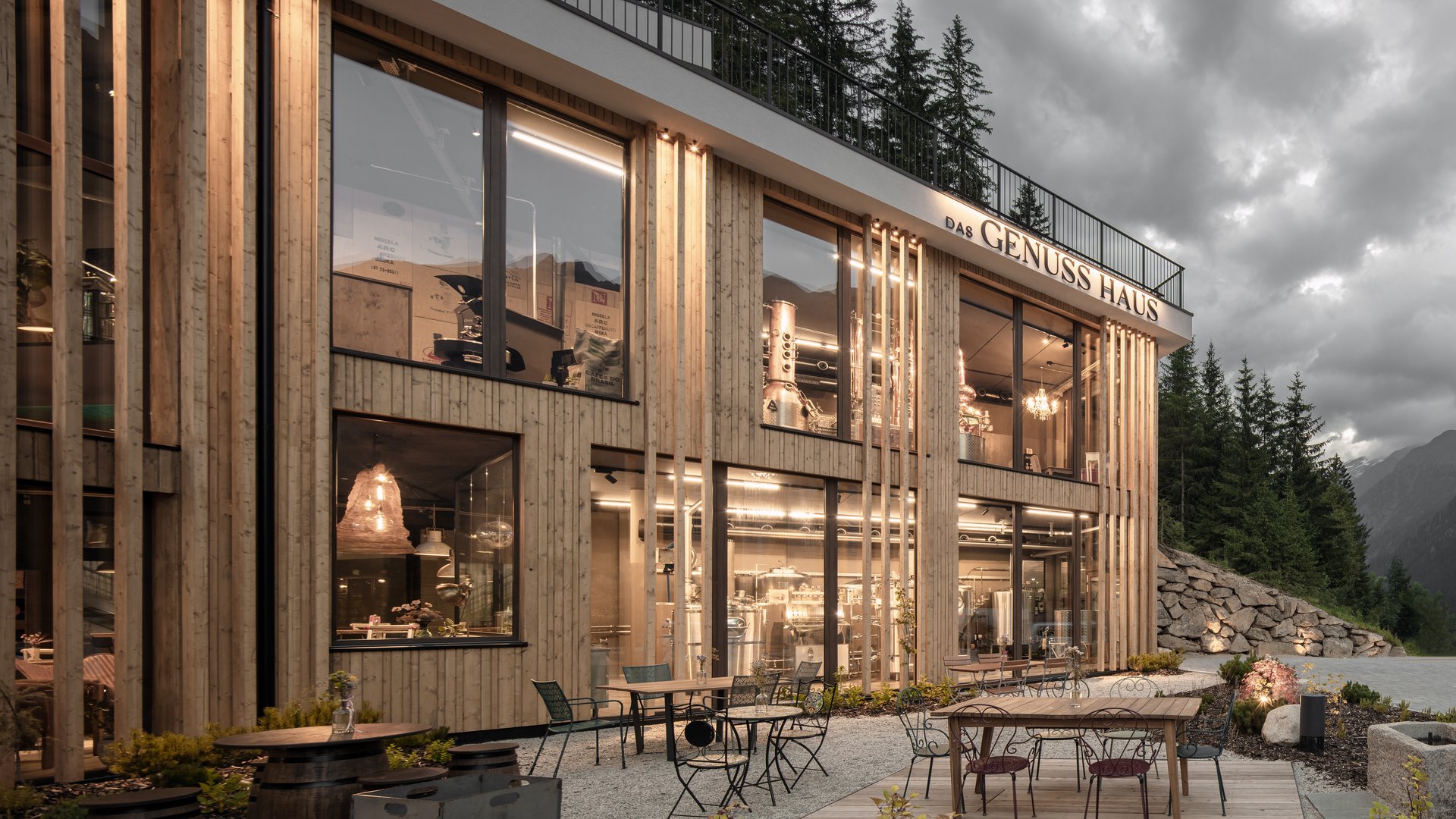 Settimane del Gusto Edificio moderno in legno Das Genuss Haus con aree esterne per sedersi e cielo nuvoloso