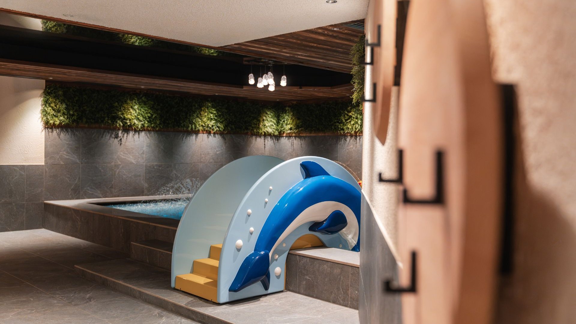 Neu bei uns im Gassenhof Wellnessbereich mit Whirlpool und blau-weißem Delfin-Spielgerät