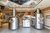 Moderne Brauanlage aus Edelstahl in einer Brauerei mit hölzernem Interieur