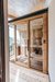 Galleria immagini Sauna in legno con porte in vetro, secchio per sauna e vista sulle montagne