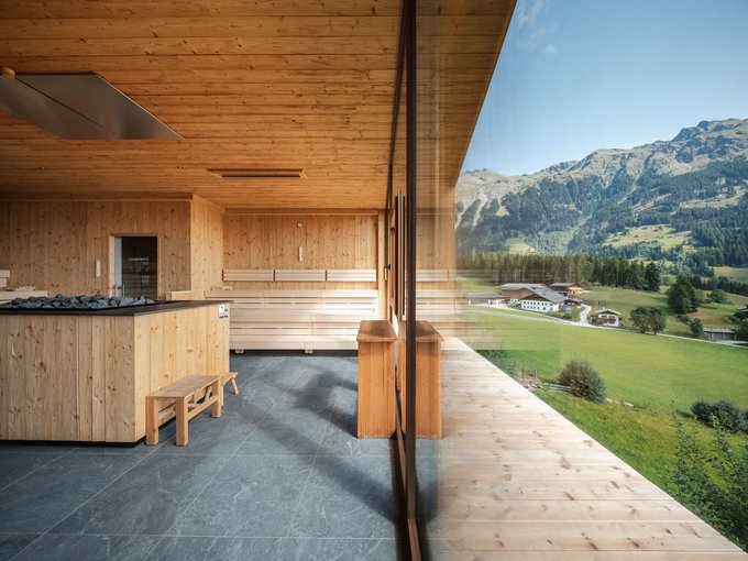 L’area wellness riservata agli adulti Sauna in legno con vetrata panoramica e vista sulle montagne