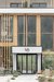 Galleria immagini Ingresso di un edificio moderno con facciata in legno e logo MB
