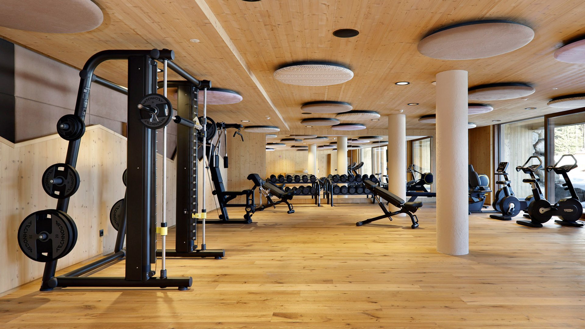 Fitness und Yoga Moderner Fitnessraum mit Kraftgeräten und Blick auf verschneite Landschaft