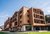 Galleria immagini Edificio moderno in legno con balconi, prato e montagne boscose sullo sfondo