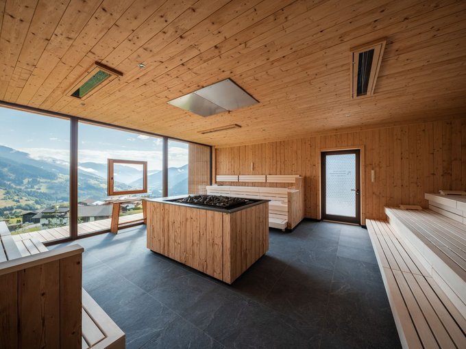 Neu bei uns im Gassenhof Holzsauna mit Panoramafenstern und Blick auf die Berglandschaft