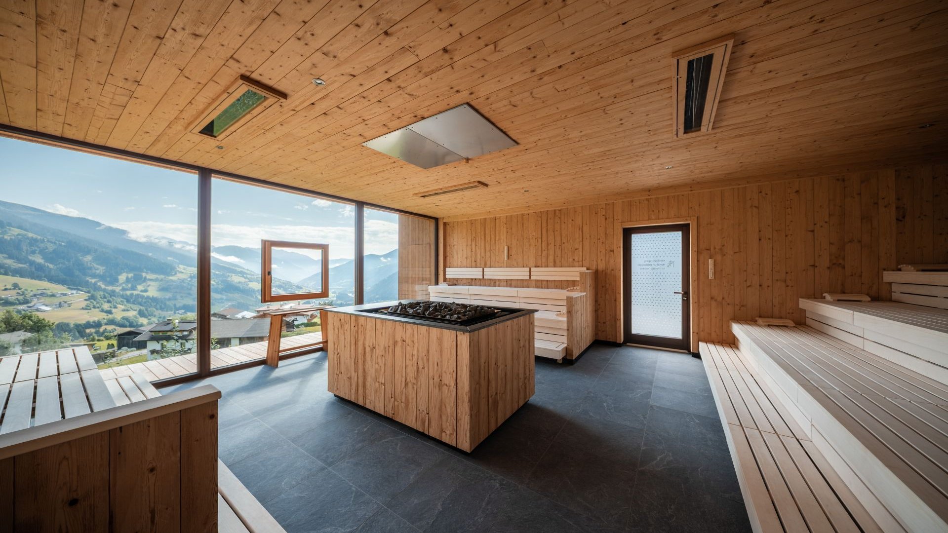Neu bei uns im Gassenhof Holzsauna mit Panoramafenstern und Blick auf die Berglandschaft