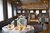 Elegantes Restaurant mit gedeckten Tischen und modernem Holzdekor