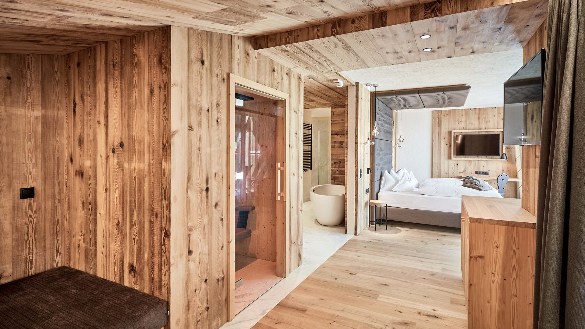 The best spot in the Ridnauntal valley Modern hotel room with wood paneling and freestanding bathtub