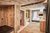 Modernes Hotelzimmer mit Holzverkleidung und freistehender Badewanne