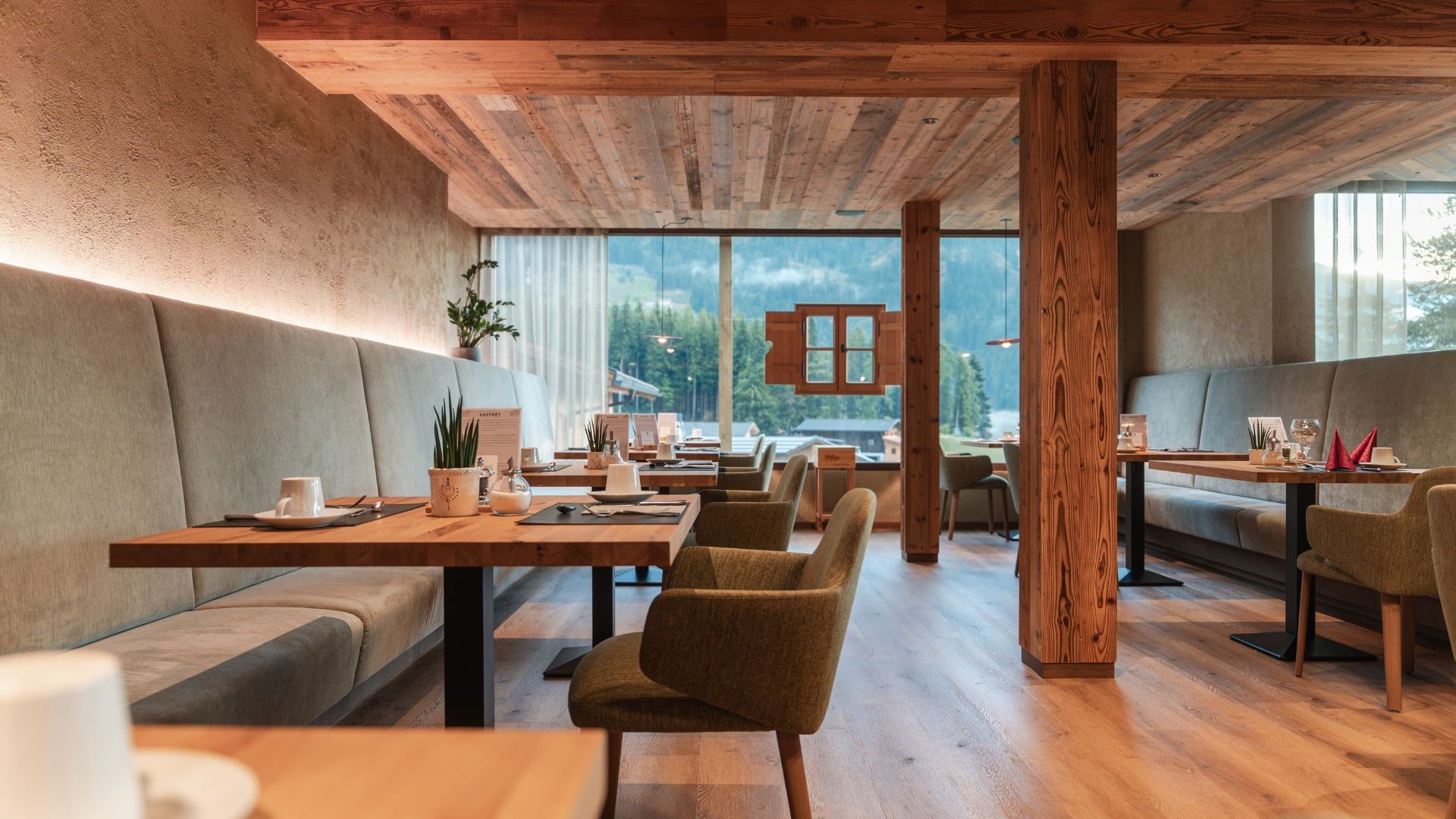 Home Erlebnisort Gassenhof Modern restaurant with wooden details, set tables and mountain views