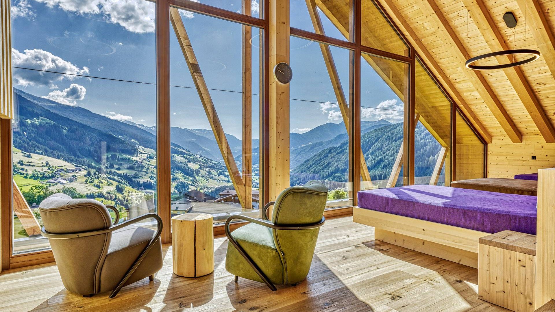 Hotel a Racines con centro benessere Casa di legno moderna con vista sulle montagne dalle grandi finestre