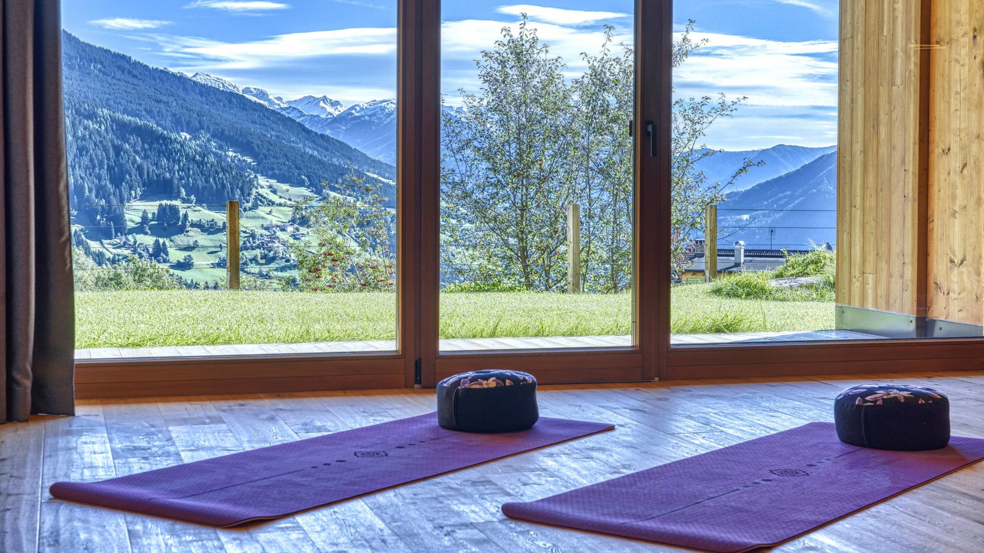 Fitness und Yoga Yoga-Matten in Raum mit Blick auf Berglandschaft durch große Fenster