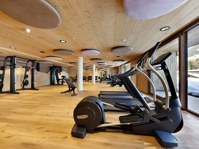 Fitness und Yoga Moderne Fitnessstudio mit Laufbändern und Kraftgeräten in einem Holzraum