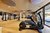 Moderne Fitnessstudio mit Laufbändern und Kraftgeräten in einem Holzraum