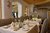 Elegantes Restaurant mit gedeckten Tischen und Holzdecke