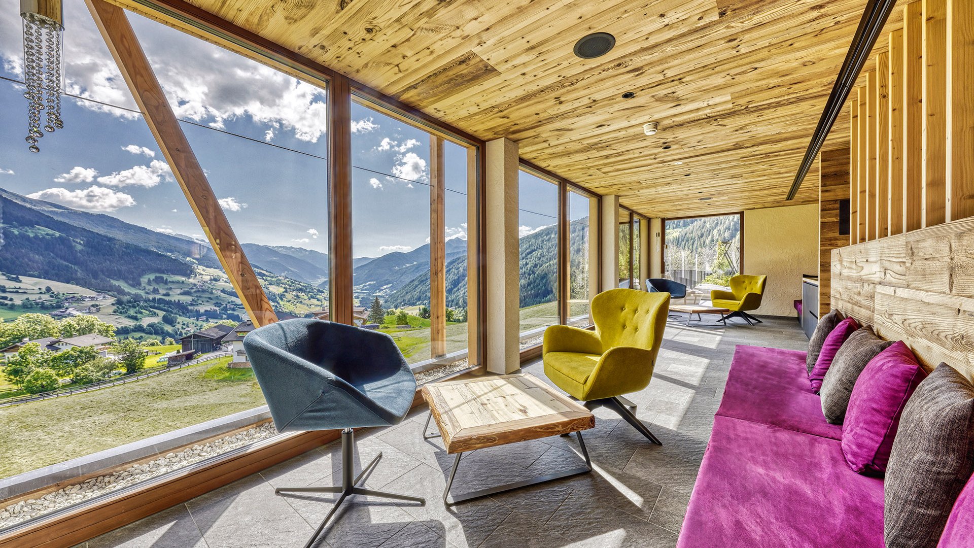 Hotel a Racines con centro benessere Soggiorno moderno con grandi finestre e vista sulle montagne