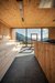 Galleria immagini Sauna in legno con panche e vista panoramica su montagne e lago