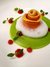 Fein angerichtete Gourmetgericht mit Rosenpasta, grüner Soße und Schaum