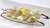 Gegrillte Ravioli mit Sauce, Kräutern und Blume auf weißem Teller