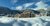 Winterlandschaft mit schneebedeckten Bergen und modernen Holzhäusern
