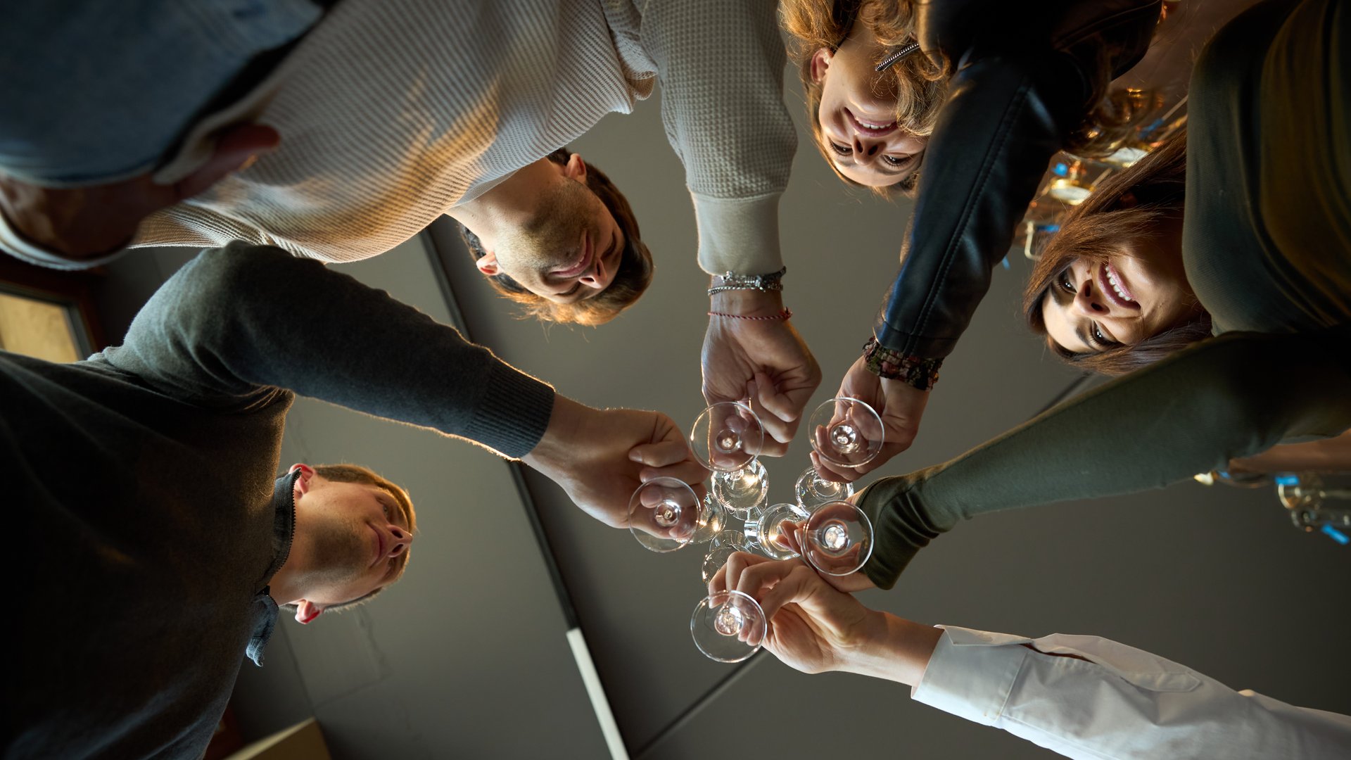 Settimane del Gusto Amici brindano con calici di vino durante una festa