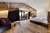 Modernes Hotelzimmer mit Holzdecke, Balkon und Bergblick