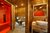 Rustikales Badezimmer mit Sauna, Waschbecken und Holzdetails