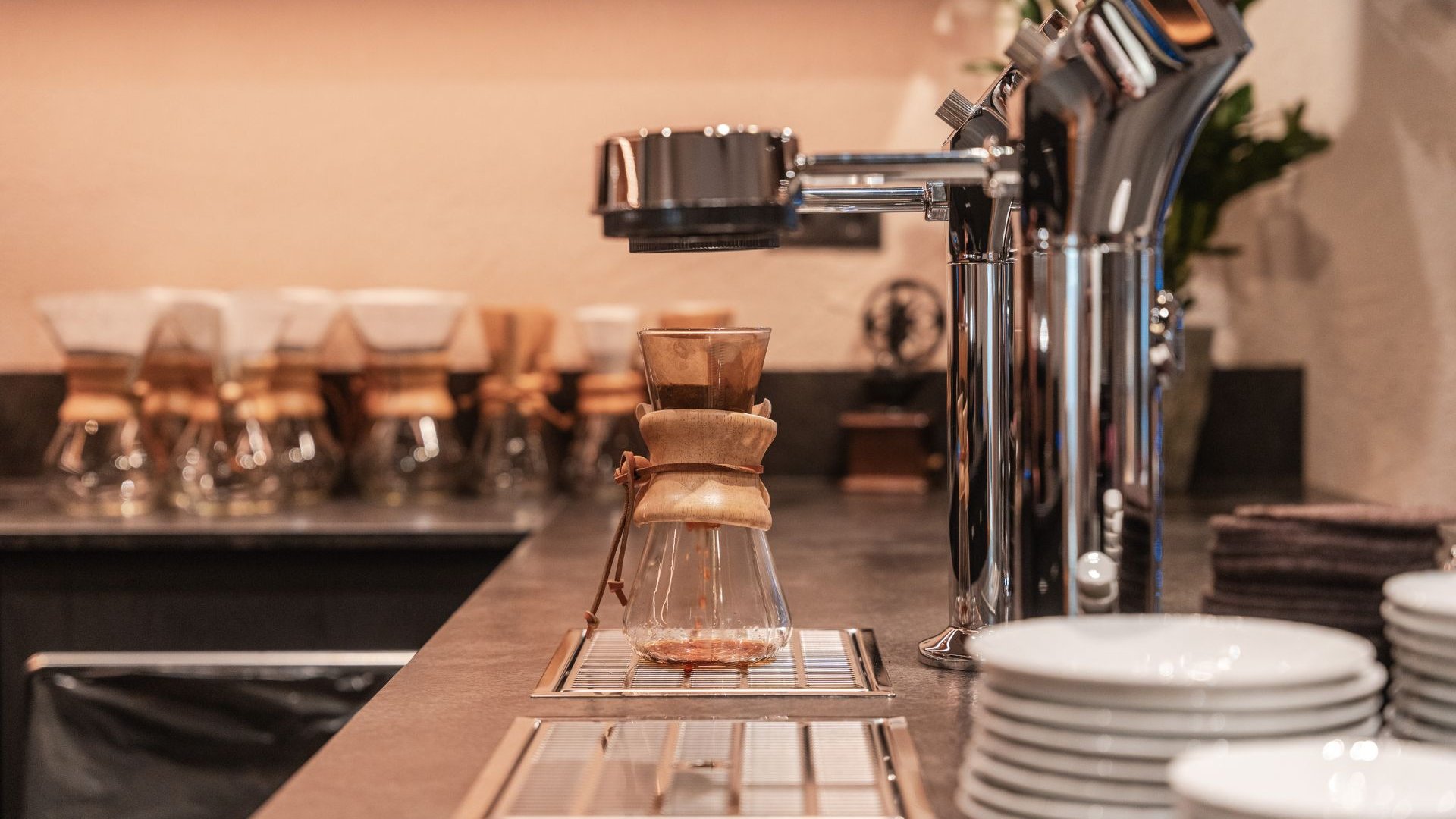 Sapori Macchina per espresso e caffettiera in vetro sul bancone di un bar