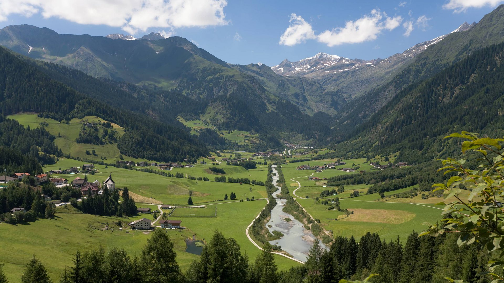 Vitalpina hotel in Alto Adige Valle con fiume, prati verdi e montagne sotto cielo azzurro