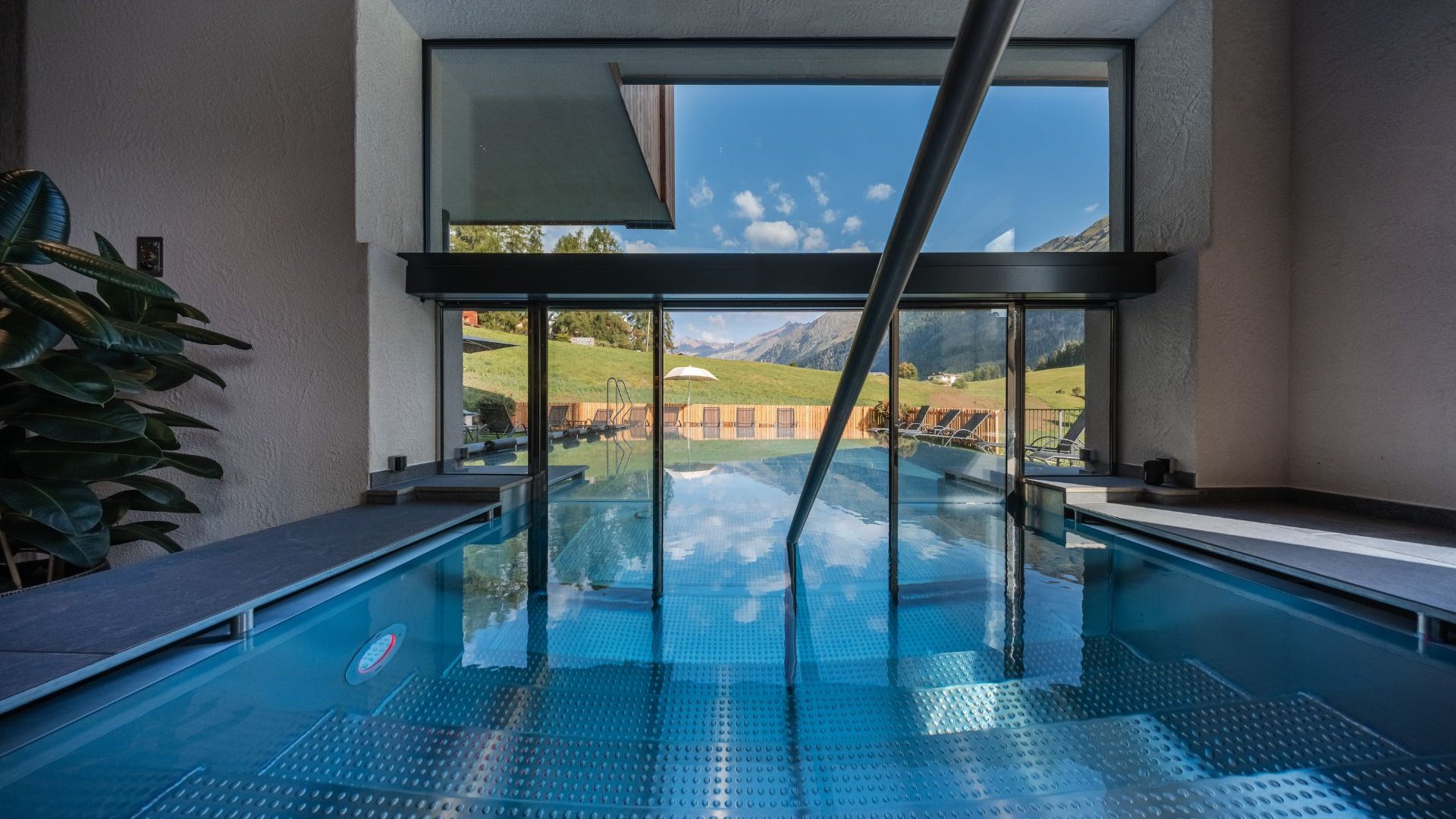 Servizi inclusi Piscina interna con vista su prati verdi e paesaggio montano
