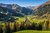 Tal mit Fluss, grünen Wiesen und Bergen im Hintergrund bei klarem Himmel