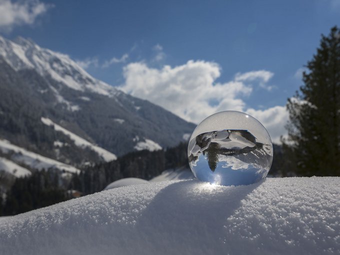 Informazioni importanti Sfera di vetro sulla neve con montagna e albero sullo sfondo