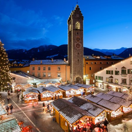 La Val Ridanna Mercatino di Natale illuminato con albero e torre al crepuscolo in montagna