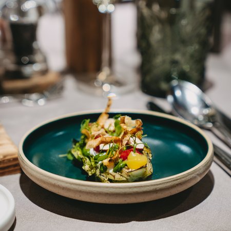 Genusswochen Kunstvoll angerichtetes Feinschmeckergericht auf grünem Teller in elegantem Restaurant