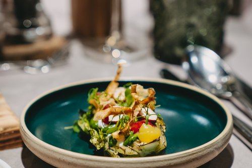 Settimane del Gusto Piatto gourmet artisticamente impiattato su piatto verde in ristorante elegante