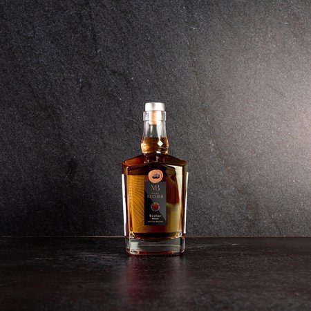 Neuigkeiten Flasche Becher Whisky auf dunkelgrauem Steinuntergrund
