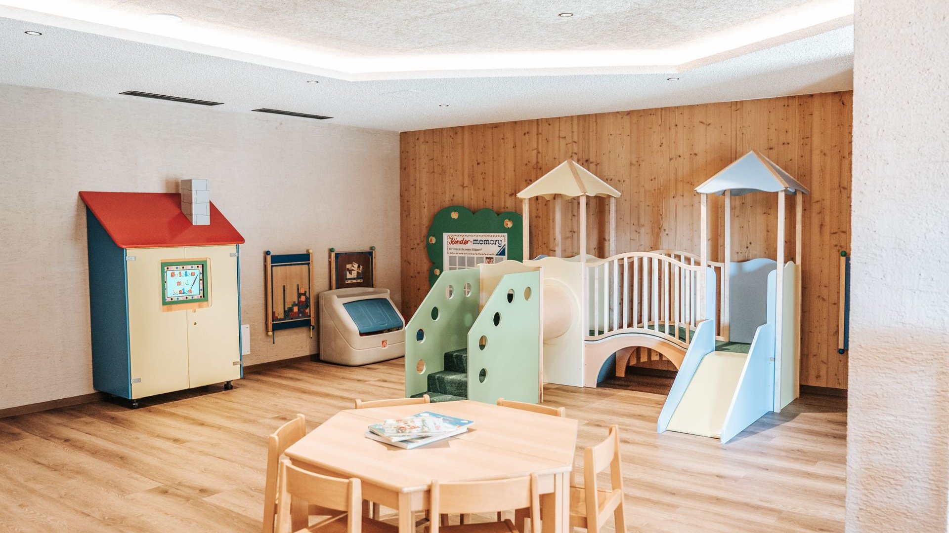 Neu bei uns im Gassenhof Heller Indoor-Spielbereich mit Klettergerüst, Rutschen und Kindertisch